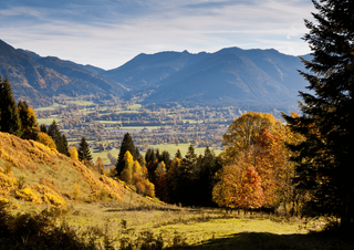 Blick auf ein Tal im Herbst