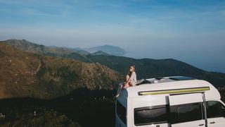 VW Grand California 600 steht auf Klippe