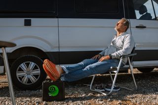 Mann in Campingstuhl