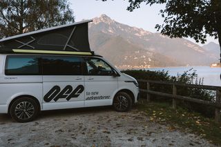 VW California Ocean mit offenem Aufstelldach am Gardasee