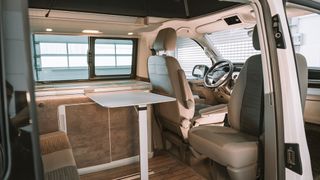 VW California Ocean Innenraum mit Tisch