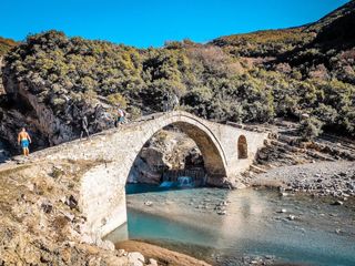 Brücke bei den Quellen von Benj�ë, ein Stop auf unserer Albanien Rundreise Route.